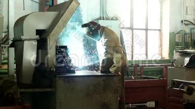 在工厂工作的焊工穿着防护服焊接<strong>零件</strong>，焊工制造<strong>零件</strong>，生产，焊接