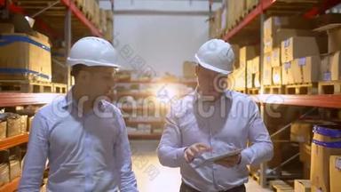 员工男仓库工人，安全帽工程师，在物流中心工厂施工现场工作，两名