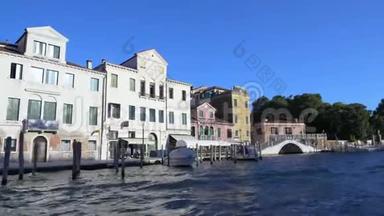 水上出租车在运河上航行，在威尼斯游览，在白桥上观<strong>看房</strong>屋