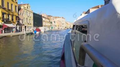 在威尼斯的大运河上航行，看房子，观光