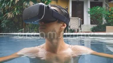 年轻人在游泳池游泳<strong>时使用</strong>虚拟现实眼镜。 在夏天<strong>使用</strong>虚拟现实耳机的经验