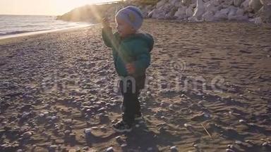 宝宝的生活方式.. 那个男孩在日落时<strong>跑到</strong>海里。 假日概念。 慢动作