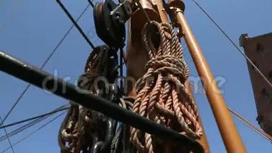 悬挂在船舶桅杆上的绳索、船舶部件、运输的全景图
