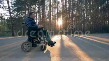 残疾人乘坐轮椅上路..