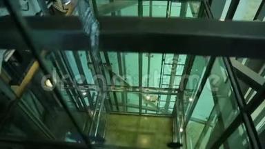 <strong>电梯</strong>向上移动并到达地面，通过<strong>玻璃电梯</strong>井观看