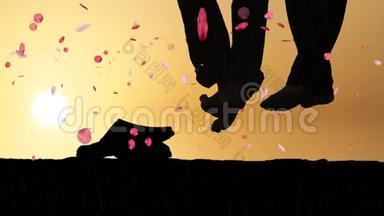 浪漫的夫妇坐在夕阳下，落着玫瑰花瓣和雨，美丽的浪漫背景，浪漫的夫妇运动海报，
