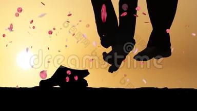 浪漫的夫妇坐在夕阳下，落着玫瑰花瓣和雨，美丽的浪漫背景，浪漫的夫妇<strong>运动海报</strong>，