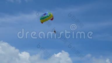4Kparaing<strong>活动</strong>.. 在蓝天、蓝天、极限运动、夏<strong>季活动</strong>中，与游客一起飞翔的彩色伞翼