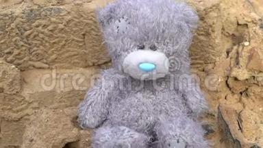 阴影笼罩着废弃的毛绒玩具灰色泰迪熊孤独的概念，童年的<strong>回忆</strong>，<strong>怀旧</strong>，灾难
