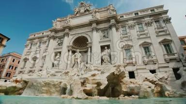 罗马著名的特雷维喷泉。 在世界<strong>各地</strong>的游客中很受欢迎的地方。 广角射击
