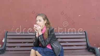 年轻美丽悲伤的女孩坐在长凳上。 悲伤的想法，坏消息。 渴望和绝望。