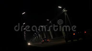 晚上有车<strong>流量</strong>的老铁桥.. 从过往的汽车上可以看到大灯。 4K