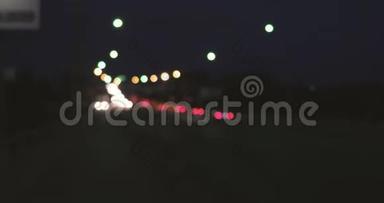 抽象城市景观模糊背景。 现代立交桥的夜景，这里挤满了照明车和铁轨