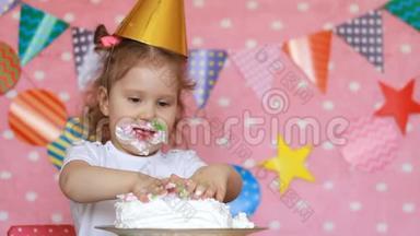 生日快乐。 小女孩吃一个脏脸和脏手的蛋糕。