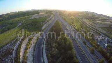 高速公路沿线人工林和麦田的鸟瞰图