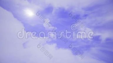 飞越云层，可循环动画。 美丽的天空，云彩
