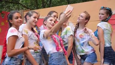 现代<strong>街头</strong>青年队的自拍，一群戴着鲜艳辫子的女孩在涂鸦的背景上<strong>拍照</strong>