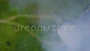 从燃烧的绿野烟雾中飞行，自然景观中的野火，无人机的空中镜头