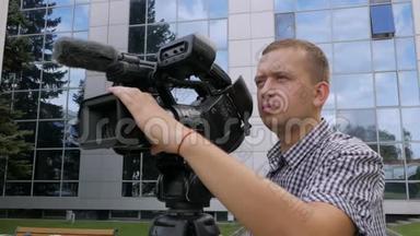 电视操作员用专业的<strong>摄像机</strong>移除视频，<strong>摄像机</strong>站在三脚架上。