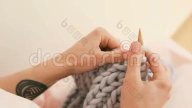 女人用手编织针头。 业余爱好手工艺品。 粉色的暖色。 新的主流嬉皮士爱好。 录像片段