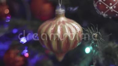 圣诞节和新年古董装饰。 摘要模糊的博克假日背景。 眨巴一下加兰。 圣诞树