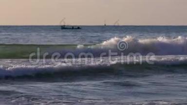 海波浪，沙滩上美丽的日出.. <strong>渔船</strong>和海上<strong>渔民</strong>