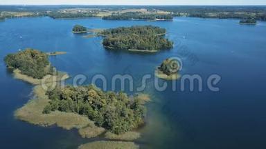 带着岛屿飞越湖面。 立陶宛特拉凯城堡周边.. 夏季美丽的鸟瞰图