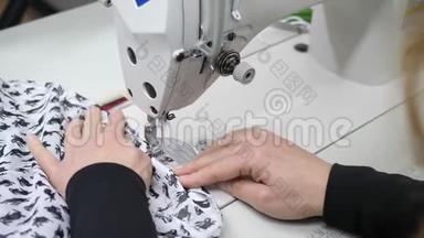 纺织业，裁缝的助手在工作室的缝纫机上修理衣服