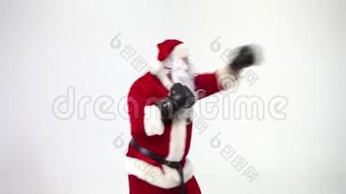 圣诞节。 白色背景上的圣诞老人戴着黑色拳击手套，完成了拳击。 拳击，拳击手。