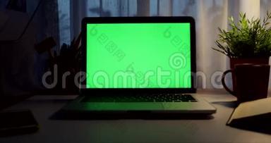 带有<strong>绿</strong>色<strong>屏幕</strong>的笔记本<strong>电脑</strong>。 黑暗的办公室。 多莉出去。 完美地放置你自己的图像或视频。 正在使用的技术<strong>绿</strong>色<strong>屏幕</strong>。 语文