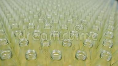 一家工厂的空玻璃瓶，生产饮用水和饮料。