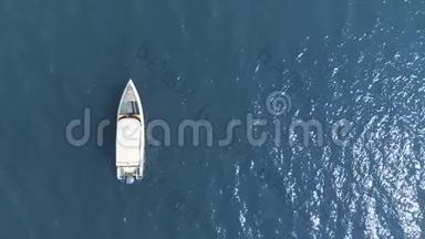 蓝色泻湖海域帆船的俯视图。 在<strong>喷气</strong>式<strong>滑雪</strong>板附近开车。 泰国