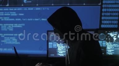 掩码中的匿名黑客试图使用代码和数字进入系统以查找安全密码。 这就是