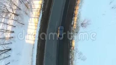 车辆行驶冬季雪林路时，从车载摄像头的正面观看。 录像。