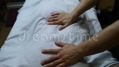 健康和超重的概念.. 按摩师`他的手通过毛巾做补救按摩。 按摩成年肥胖妇女`身体