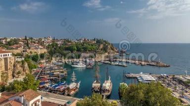 在土耳其安塔利亚`旧城镇游艇港和红房子屋顶的鸟瞰图。