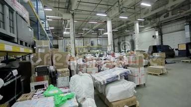 有包装物品和产品的大型仓库。