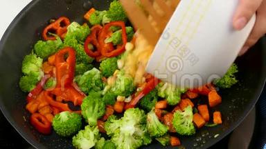 把玉米粒和炒蔬菜一起倒入煎锅里