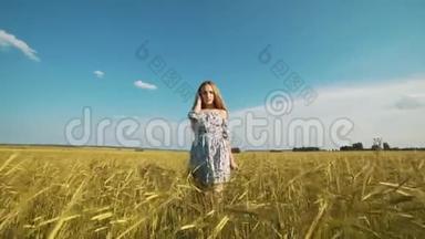 美丽的女孩在日落的天空上<strong>奔跑</strong>在黄色的麦田上。 <strong>自由</strong>概念。 户外快乐的女人。 收获。 小麦田