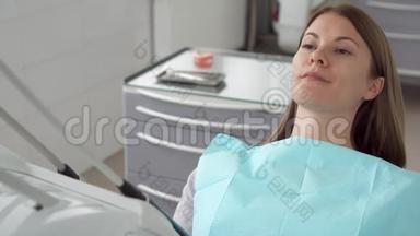 牙科诊所的女病人。 在牙科椅上等口腔医生。 牙科检查