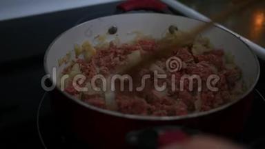 烤熟的土耳其肉，放在炉子上的红锅里加洋葱-千层面准备