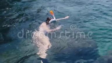 热带海洋中的年轻女子浮潜和用手机制作水下照片视频