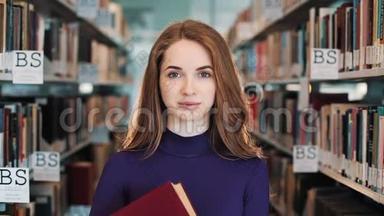 留着长发的女孩微笑着，直视着图书馆书架前的镜头