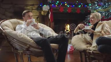 快乐的一对夫妇在圣诞夜喝咖啡，聊天