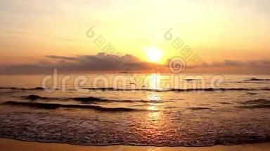 <strong>夕阳</strong>在<strong>黄昏</strong>的时候，天空的黄色和橙色在海面上慢慢地在热带海滩上波浪。