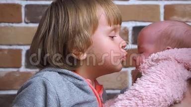 小女孩吻她的小妹妹，和她玩