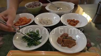 吃传统的韩国菜与小方菜称为班禅。 亚洲正宗美食