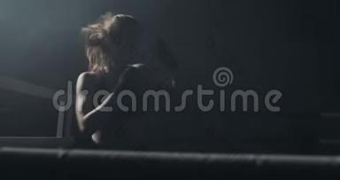 女拳击手在黑暗中训练。 慢<strong>动作</strong>。 <strong>剪影</strong>。 拳击概念