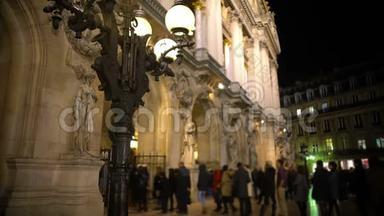 法国巴黎古色古香的路灯和进入歌剧院的人