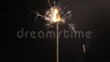 在黑暗中闪耀的孟加拉灯，新年晚会的欢乐气氛
